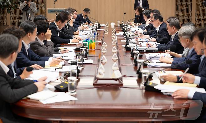 이재명 대통령이 이달 13일 서울 용산 대통령실 청사에서 열린 나라재정 절약 간담회에서 자료를 살펴보고 있다. (대통령실 제공. 재판매 및 DB금지)ⓒ News1 이재명 기자