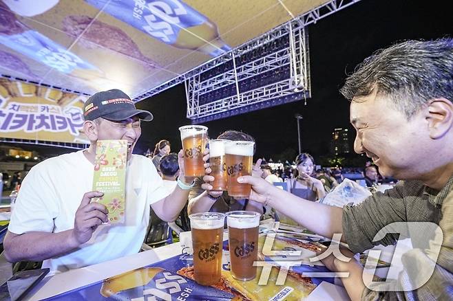 '2025 대구 치맥 페스티벌'에서 방문객들이 카스 브랜드 부스를 찾아 맥주와 치킨을 함께 즐기고 있다. (오비맥주 제공. 재판매 및 DB 금지) 2025.7.9/뉴스1
