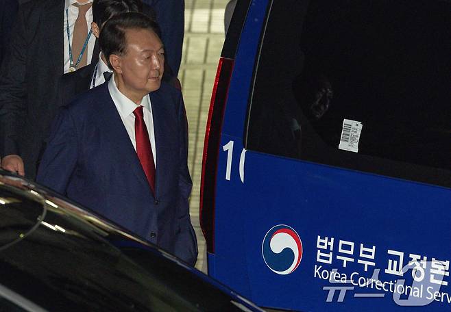 12·3 비상계엄과 관련해 특검 수사를 받는 윤석열 전 대통령이 지난 7월 9일 밤 서울중앙지법에서 두 번째 구속 전 피의자심문(영장실질심사)을 마친 뒤 대기장소인 서울구치소로 이동하고 있다. 2025.7.9/뉴스1 ⓒ News1 사진공동취재단