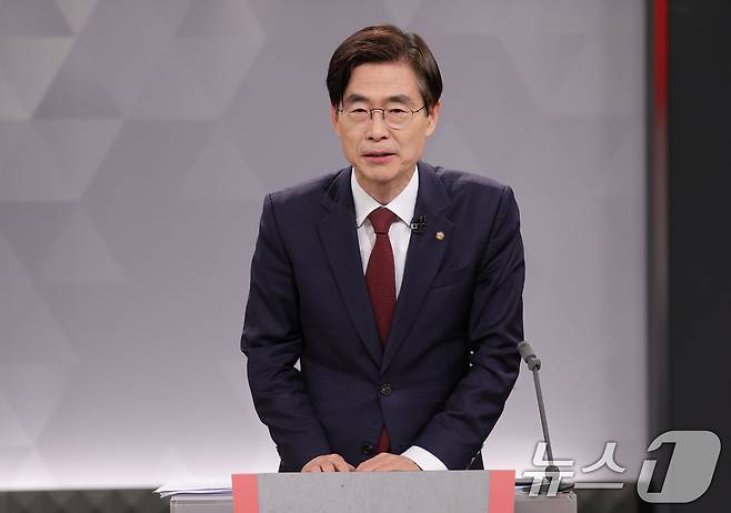 조경태 국민의힘 당대표 후보가 17일 오후 서울 영등포구 KBS에서 2차 방송 토론회를 준비하고 있다. 2025.8.17/뉴스1 ⓒ News1 국회사진기자단