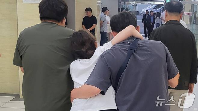 19일 오후 7시쯤 경부선 무궁화호 열차 사고로 숨진 A씨의 유가족이 안치실에서 A씨의 시신을 확인하고 빈소로 이동하고 있다. 2025.8.19/뉴스1 ⓒ News1 이성덕 기자