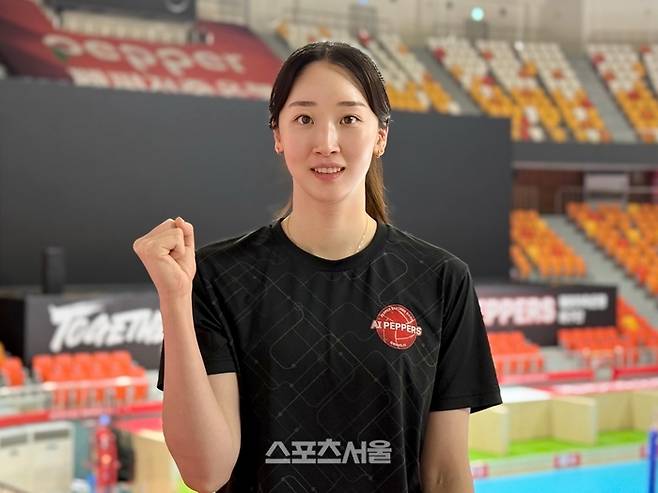 페퍼저축은행 고예림이 18일 페퍼스타디움에서 본지와 만나 인터뷰한 뒤 포즈를 취하고 있다. 광주 | 정다워 기자