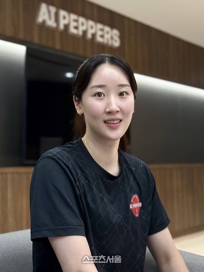 페퍼저축은행 고예림이 18일 페퍼스타디움에서 본지와 만나 인터뷰한 뒤 사진 촬영에 임하고 있다. 광주 | 정다워 기자