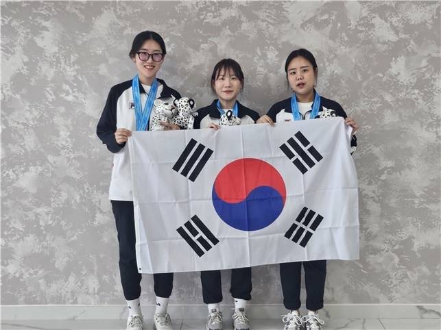 제16회 쉽켄트 아시아사격선수권대회 공기권총 여자 일반부에서 은메달을 차지한 왼쪽부터 양지인(한국체대), 유현영(KB국민은행), 김보미(부산시청). 사진 | 대한사격연맹