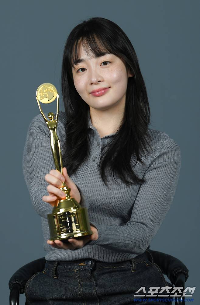 제4회 청룡시리즈어워즈에서 신인여우상 수상한 김민하가 7일 스포츠조선과의 인터뷰에 앞서 포즈를 취하고 있다. 박재만 기자 pjm@sportschosun.com/2025.08.07/