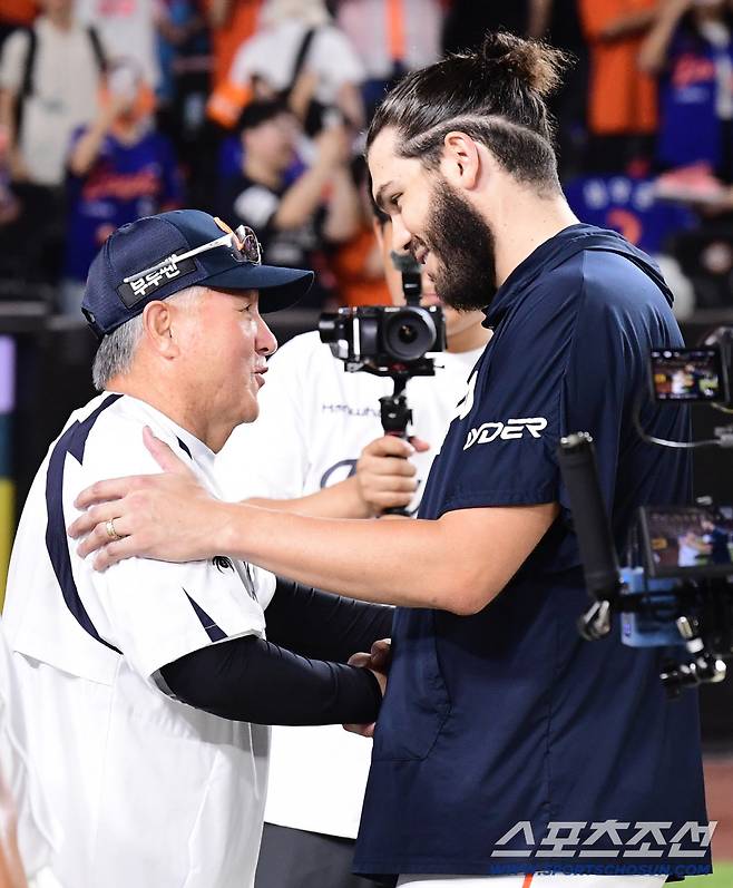 프로통산 1000승을 달성한 김경문 감독이 폰세와 하이파이브를 나누고 있다.