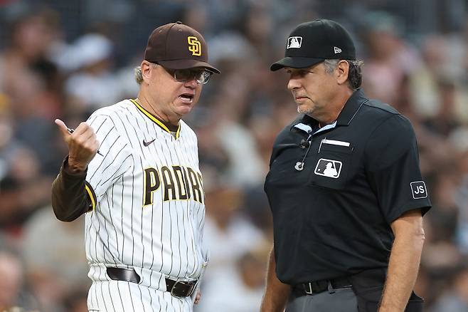 SAN DIEGO, CALIFORNIA - AUGUST 18: Manager Mike Shildt of talks with home plate umpire James Hoye #92 after a homerun hit by Xander Bogaerts #2 of the San Diego Padres was overturned due to fan interference during the second inning of a game at Petco Park on August 18, 2025 in San Diego, California.   Sean M. Haffey/Getty Images/AFP (Photo by Sean M. Haffey / GETTY IMAGES NORTH AMERICA / Getty Images via AFP)

<저작권자(c) 연합뉴스, 무단 전재-재배포, AI 학습 및 활용 금지>