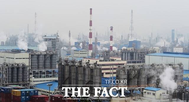 여천NCC가 대주주 한화와 DL이 긴급 자금을 수혈하기로 하면서 디폴트(채무불이행) 위기에서 벗어났다. 위태로운 시기에 두 대주주가 자금지원 공방을 벌이는 모습을 두고 호황기에는 배당금을 챙기면서 숨겨져 있던 갈등이 불황 때 그대로 폭발했다는 평가가 나온다. 여천NCC가 들어선 여수산단 모습. /더팩트 DB