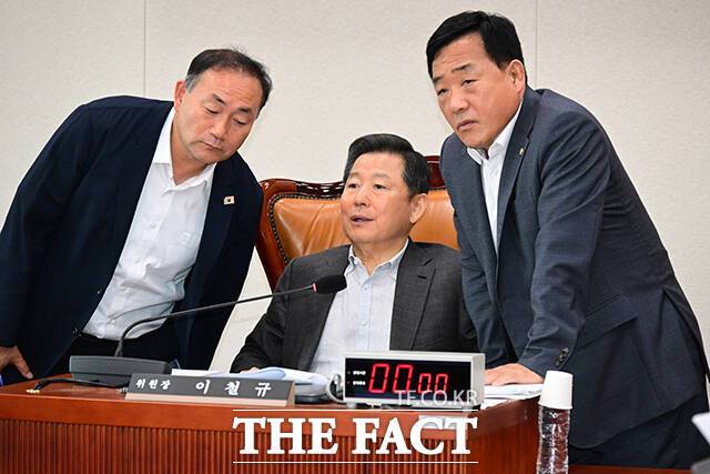 이철규 산자위 위원장(가운데)과 여야 간사인 김원이 더불어민주당 의원, 박성민 국민의힘 의원이 대화하고 있다.