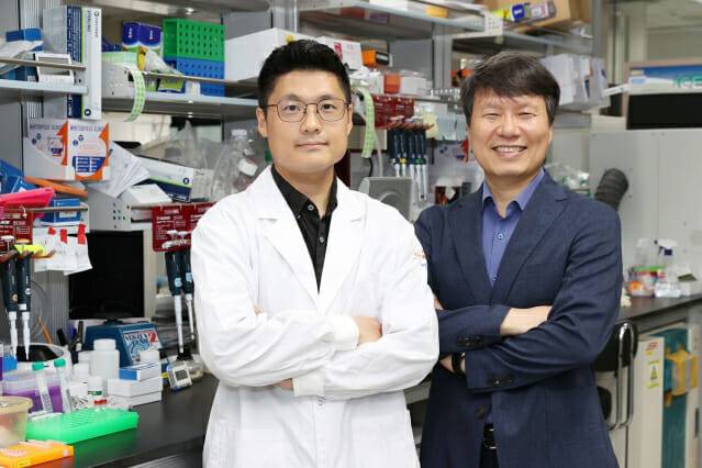 우울증 원인을 규명하고 치료 실마리를 찾은 KAIST 연구진. 왼쪽부터  생명과학과 신종필 박사, 허원도 교수.(사진=KAIST)