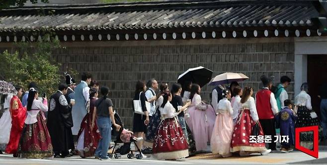 한복을 입고 경복궁을 구경 중인 외국인 관광객들의 모습. 아시아경제DB