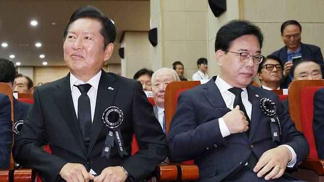 정청래 더불어민주당 대표(왼쪽)와 송언석 국민의힘 비상대책위원장 겸 원내대표가 18일 서울 동작구 국립서울현충원 현충관에서 열린 김대중 대통령 서거 16주기 추모식에 참석해 있다. /김지호 기자