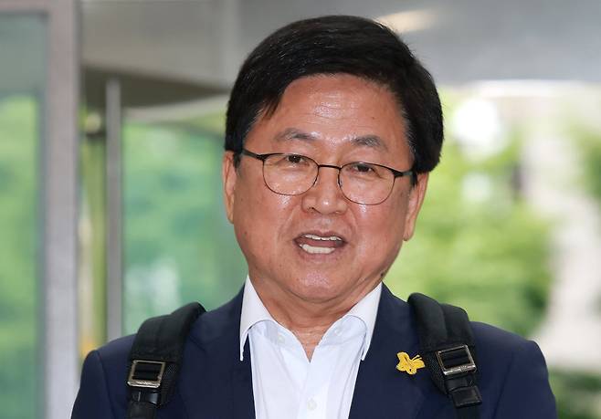 최교진 교육부 장관 후보자가 14일 서울 영등포구 인사청문회 사무실로 출근하기 전 취재진 질문에 답하고 있다. /뉴스1