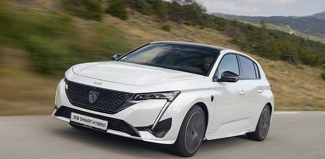 지난 4월 출시된 푸조의 마일드 하이브리드차 '308 스마트 하이브리드'. /푸조