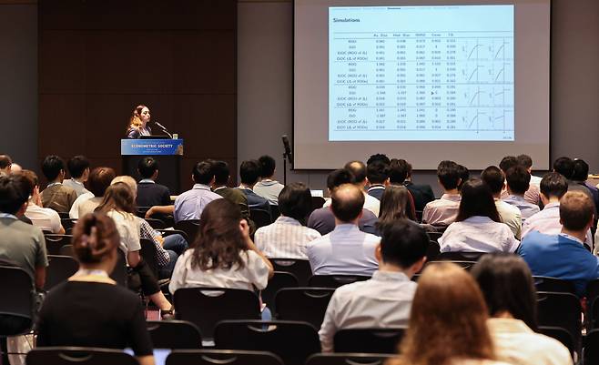 18일 서울 강남구 코엑스에서 열리고 있는 2025년 세계경제학자 대회 모습. 이 대회는 1965년 이탈리아 로마에서 처음 열린 뒤, 5년에 한 번 세계 주요 나라에서 개최돼 왔다. 한국에서 열리는 것은 이번이 처음이다./뉴시스