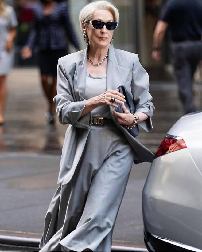 사수피(Sa Su Phi)의 그레이 수트 셋업을 입은 메릴 스트립. 20년 후라 믿을 수 없게 변함없이 스타일리시한 매력을 발산하고 있다. @sasuphi_official