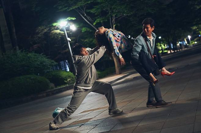 In the film Pretty Crazy, an unemployed young man, Gil-gu (Ahn Bo-hyun), helps his downstairs landlord Jeong Jang-su (Sung Dong-il), who is carrying the devil (Im Yoon-a) on his back. /CJ ENM