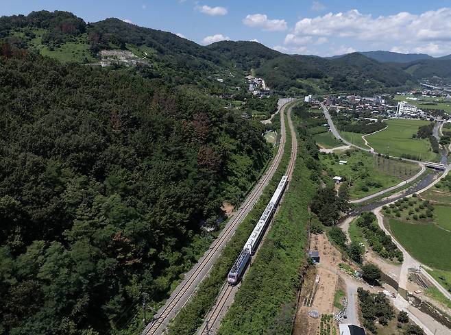 무궁화호 열차가 선로 인근에서 작업 중이던 근로자 7명을 치는 사고가 발생한 19일 경북 청도군 화양읍 삼신리 청도소싸움 경기장 인근 경부선 철로에서 경찰과 소방, 코레일 등 관계자들이 사고가 난 무궁화호 열차를 조사 하고 있다. /연합뉴스