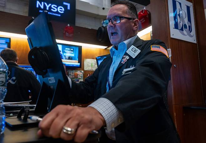 미국 뉴욕증권거래소(NYSE)에서 직원이 업무를 보고 있다. /AFP연합뉴스