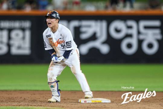19일 대전한화생명볼파크에서 열린 2025 신한 SOL Bank KBO리그 한화이글스와 두산베어스와의 홈경기에서 8회말 문현빈이 풀카운트 승부 끝에 5대 5 동점을 만들고 환호하고 있다. 한화이글스 제공