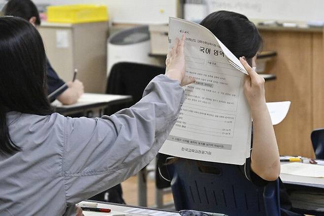 2026학년도 대학수학능력시험 6월 모의평가 시행일인 지난 6월4일 서울 영등포구 여의도여자고등학교에서 학생들이 시험 준비를 하고 있다.ⓒ연합뉴스