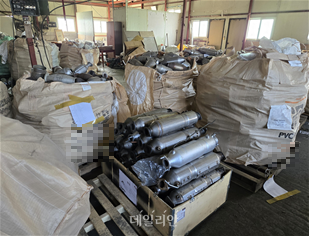 미인증 배출가스저감장치 적발 중 해외 미인증 장치(완제품) 대량 보관 모습. ⓒ환경