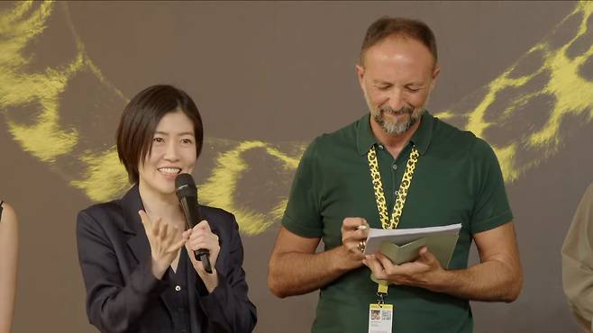 심은경 주연 영화 ‘여행과 나날’이 제78회 로카르노 영화제에서 황금표범상을 수상했다. 그는 한국어로 진심 어린 소감을 전해 큰 화제를 모았다. 사진=locarno film festival 캡처