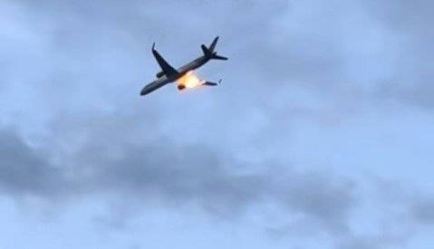 승객 273명과 승무원 8명이 탄 독일 여객기가 비행중에 엔진에서 폭발음과 불꽃이 튀어 비상 착륙했다. (틱톡 영상 갈무리)