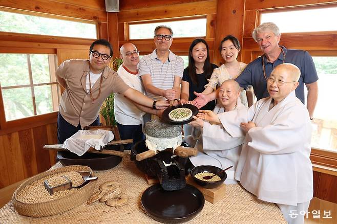 미국 뉴욕 CIA 요리학교(Culinary Institute of America)양종집 교수가 18일 서울 은평구 진관사 보문원에서 계호 스님, CIA학장, 캠브리지대 트레이시 리우 교수, 에딘버러대학교 케한 딩 교수 등과 함께 맷돌로 콩을 갈며 사찰음식 체험을 하고  있다

    전영한 기자 scoopjyh@donga.com