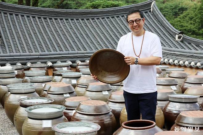 미국 뉴욕 CIA 요리학교(Culinary Institute of America)양종집 교수가 18일 서울 은평구 진관사에서 사찰음식 체험을 마치고 장독대에 담겨 있는 장류들을 살펴보고 있다.

    전영한 기자 scoopjyh@donga.com