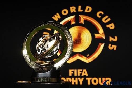 6일 경기도 성남 네이버 1784 사옥에서 열린 국제축구연맹(FIFA) 2025 클럽 월드컵 트로피 제막식에서 트로피가 공개되고 있다. (사진=한국프로축구연맹 제공) (출처=뉴시스)