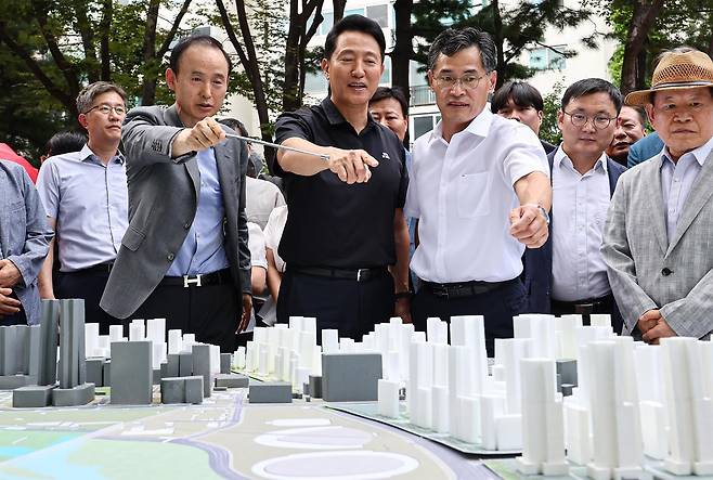 오세훈 서울시장이 서울 양천구 목동6단지를 방문해 재건축사업 현장설명을 듣고 있다./뉴스1