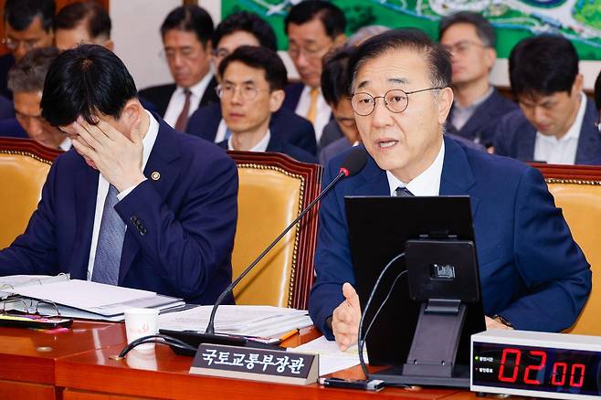 김윤덕 국토교통부 장관이 국토교통위원회 전체회의에 출석해 의원 질의에 답하고 있다. 2025.8.19/뉴스1