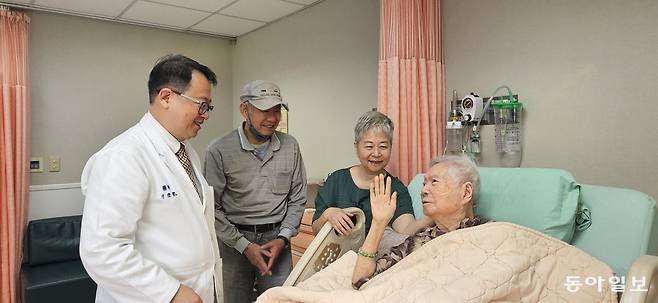 대만 신베이시 단수이구의 매카이 메모리얼 병원 호스피스 병동에서 환자(오른쪽)와 가족, 의료진(왼쪽)이 함께 이야기를 나누고 있다. 대만은 연명치료를 거부할 권리를 폭넓게 보장하고 있으며 호스피스 제도도 잘 정착됐다. 신베이=김소영 기자 ksy@donga.com