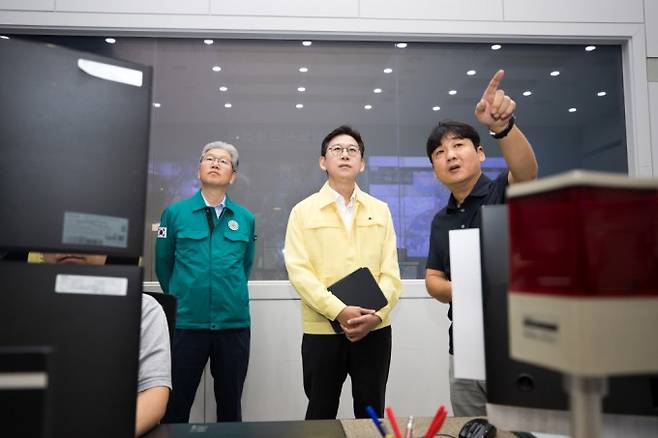 배경훈 과학기술정보통신부 장관이 19일 오전 서울 강남구 강남도시관제센터에서 '지능형 CCTV를 활용한 도시 재난대응 현황' 설명을 듣고 있다. 과기정통부 제공.