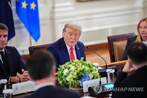 트럼프 대통령이 18일(현지시간) 백악관에서 유럽 주요국 정상들과 회담을 하고 있다. EPA 연헙뉴스