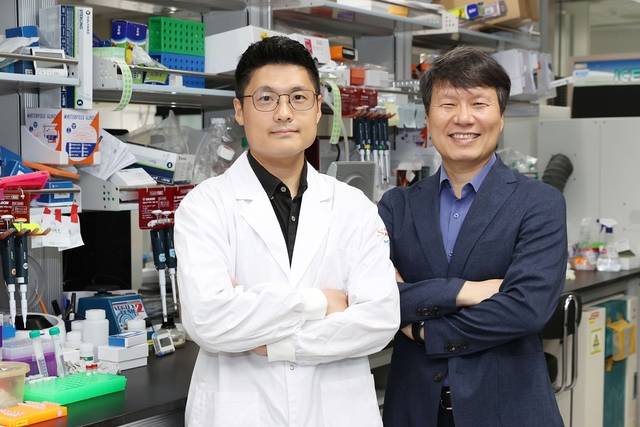 신종필(왼쪽) KAIST 생명과학과 박사,  허원도 KAIST 교수.