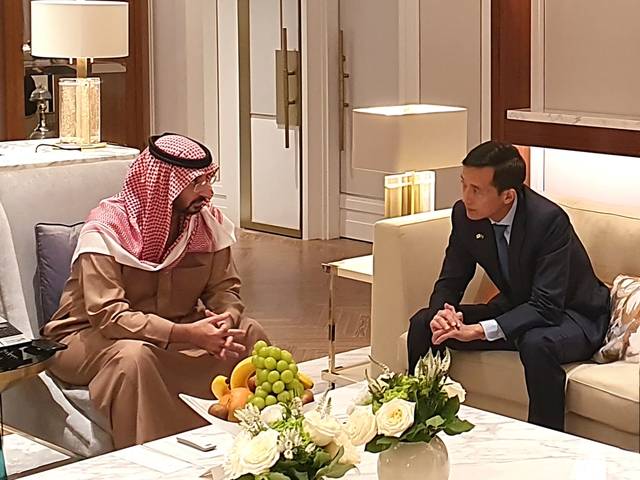 김동관(오른쪽) 한화그룹 부회장이 작년 11월 4일 서울 중구 롯데호텔에서 압둘라 빈 반다르 알 사우드 사우디 국가방위부 장관과 만나 사우디의 ‘비전 2030’의 방산 분야 협력을 논의했다. 한화에어로스페이스 제공