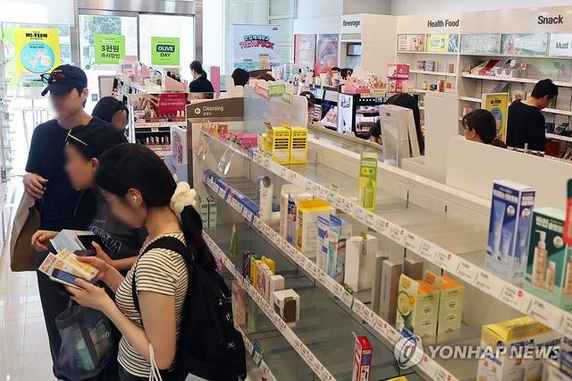 서울 시내 한 올리브영 가맹점에서 고객이 제품을 고르고 있다. [연합뉴스]