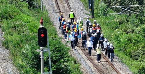 무궁화호 열차가 선로 인근에서 작업 중이던 근로자 7명을 치는 사고가 발생한 19일 경북 청도군 화양읍 삼신리 청도소싸움 경기장 인근 경부선 철로에서 코레일 등 관계자들이 사고가 난 선로를 조사하고 있다.  [청도=연합뉴스]