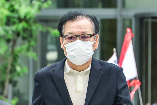 김건희 여사 통일교 청탁 의혹 등에 연루된 건진법사 전성배 씨가 18일 서울 종로구 KT광화문빌딩 웨스트에 마련된 김 여사 연루 의혹들을 수사하는 민중기 특별검사팀에 출석하고 있다. 박동욱기자 fufus@