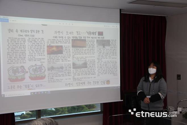 코로나 팬데믹 시기 전국학생과학신문공모전에서 개인이 참가해 작품을 발표하는 모습.
