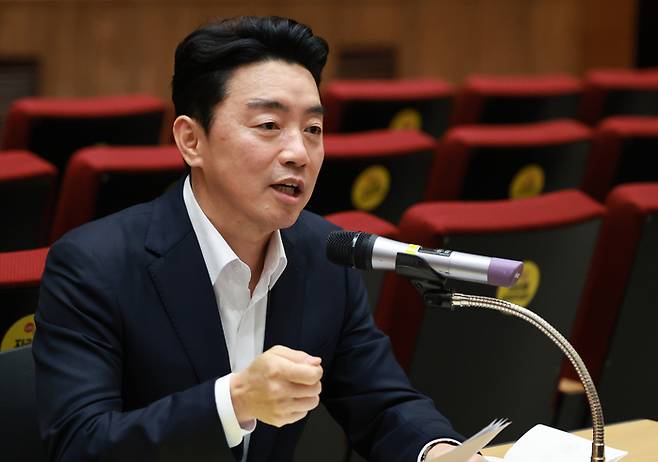 기자간담회에서 발언하는 강훈식 대통령비서실장      (서울=연합뉴스) 홍해인 기자 = 강훈식 대통령비서실장이 19일 서울 용산 대통령실 청사에서 기자간담회를 하고 있다. 2025.8.19     hihong@yna.co.kr (끝)