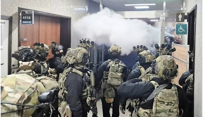 12·3 내란사태 당시 국회 본관 안으로 진입한 국군 특수전사령부 707 특수임무단 병력. 연합뉴스