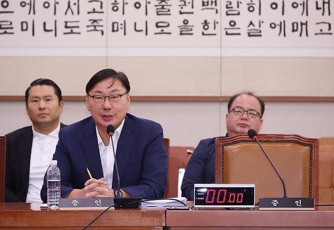 이화영 전 경기도 평화부지사가 지난해 10월2일 국회 법제사법위원회에서 열린 박상용 수원지검 부부장검사에 대한 ‘탄핵소추 사건 조사’ 관련 청문회에 출석, 의원 질의에 답하고 있다. 오른쪽은 불출석한 박 검사의 빈 자리. 연합뉴스