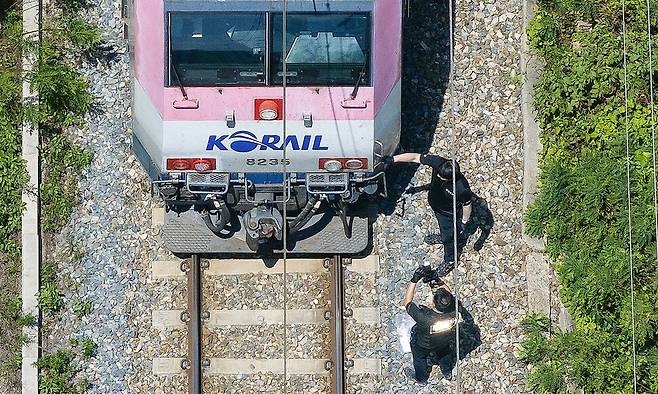 무궁화호 열차가 선로 인근에서 작업 중이던 노동자 7명을 치는 사고가 발생한 19일 경북 청도군 화양읍 삼신리 청도소싸움 경기장 인근 경부선 철로에서 경찰과 소방, 코레일 등 관계자들이 사고가 난 무궁화호 열차를 조사 하고 있다. 연합뉴스