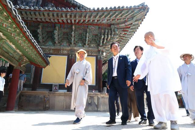 정청래 더불어민주당 대표가 19일 경북 경주시 불국사를 둘러보고 있다. 연합뉴스