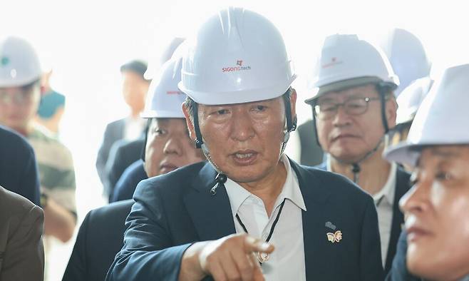 정청래 더불어민주당 대표(가운데)가 19일 경북 경주시 경주화백컨벤션센터(HICO)에 지어지고 있는 아펙(APEC·아시아태평양경제협력체) 정상회의장을 둘러보고 있다. 연합뉴스