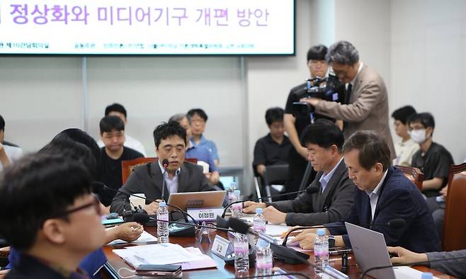 더불어민주당 언론개혁특별위원회와 민주언론시민연합이 19일 국회의원회관에서 연 ‘방송통신위원회 정상화와 미디어 기구 개편방안’ 토론회에서 참석자들이 열띤 토론을 하고 있다. 민주언론시민연합 제공