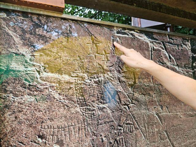 지난 12일 기준 하류에 있는 사연댐의 수위는 56.7m로 반구대 암각화 중 문화관광해설사가 사진 위에서 손가락으로 가리키는 부분을 빼고 모두 물에 잠겼다. 울산=박은경 기자